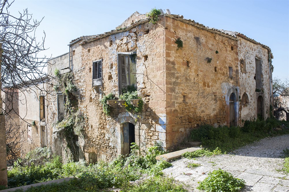 img:https://www.thethinkingtraveller.com/media/Resized/SICILY%20local%20areas/Gibellina_and_Poggioreale/1000/shutterstock_1347026486.jpg